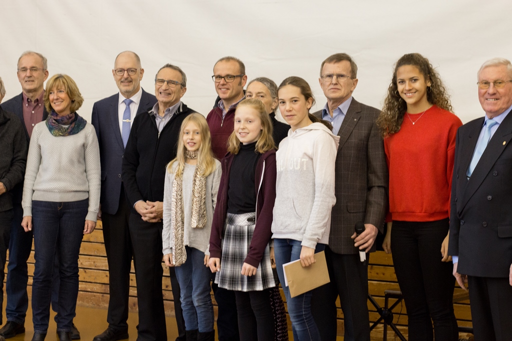 Die Absolventen mit Zahl zusammen mit Bürgermeister Zwingel